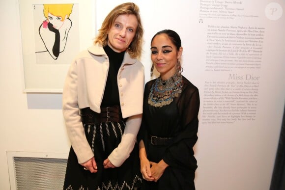 La galeriste Emmanuelle de Noirmont et l'artiste Shirin Neshat au vernissage de l'exposition Miss Dior qui s'est tenu au Grand Palais le 12 novembre 2013