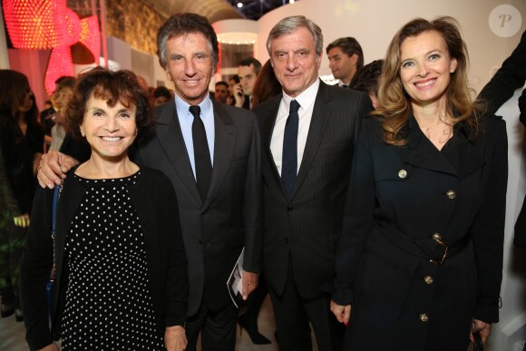 Jack Lang et son épouse entourés de Sydney Toledano et Valérie Trierweiler au vernissage de l'exposition Miss Dior qui s'est tenu au Grand Palais le 12 novembre 2013