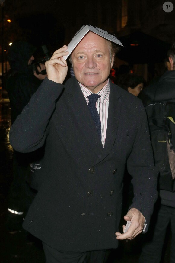 Guillaume Durand arrive au vernissage de l'exposition Miss Dior à Paris le 12 novembre 2013