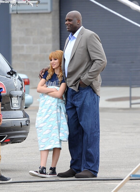 Bella Thorne et Shaquille O'Neal lors d'un tournage pour la campagne Decade à destination des adolescents, afin de les sensibiliser sur les méfaits de l'alcool, le 12 novembre 2013