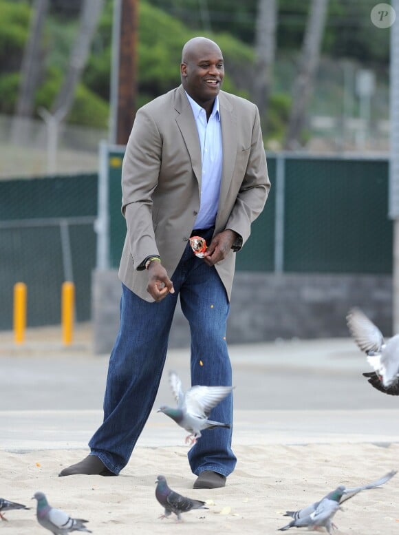 Bella Thorne et Shaquille O'Neal lors d'un tournage pour la campagne Decade à destination des adolescents, afin de les sensibiliser sur les méfaits de l'alcool, le 12 novembre 2013