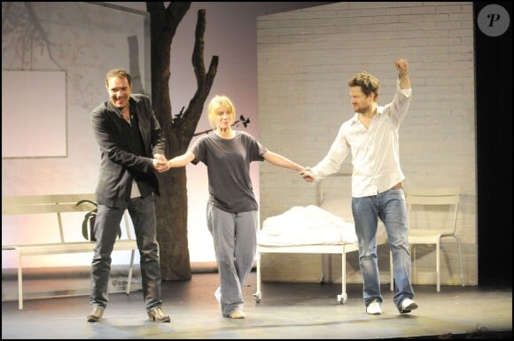 Exclu - Nicolas Bedos et ses comédiens Mélanie Laurent et Jérôme Kircher saluent après la générale de "Promande de santé" au Théâtre La Pépinière, le 9 février 2010.