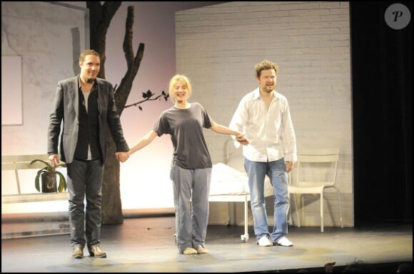 Exclu - Nicolas Bedos et les comédiens Mélanie Laurent et Jérôme Kircher saluent après la générale de "Promande de santé" au Théâtre La Pépinière, le 9 février 2010.