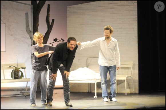Exclu - Nicolas Bedos et les comédiens Mélanie Laurent et Jérôme Kircher saluent après la générale de "Promande de santé" au Théâtre La Pépinière, le 9 février 2010.