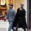 Le leader des Maroon 5 Adam Levine et sa fiancée Behati Prinsloo se promènent en amoureux dans les rues de New York. Le 14 novembre 2013