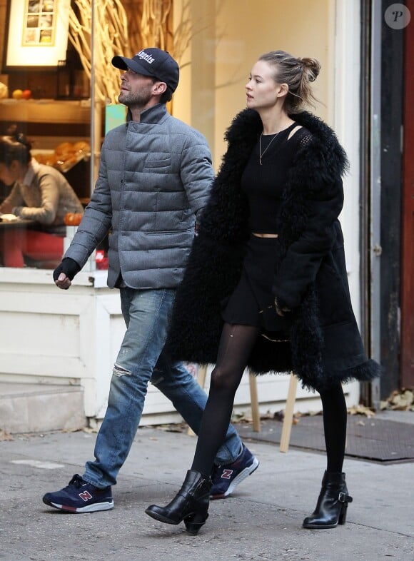 Le leader des Maroon 5 Adam Levine et sa fiancée Behati Prinsloo se promènent en amoureux dans les rues de New York. Le 14 novembre 2013