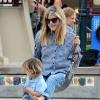 Selma Blair joue avec son fils Arthur au Coldwater Canyon Park à Beverly Hills, le 14 novembre 2013.