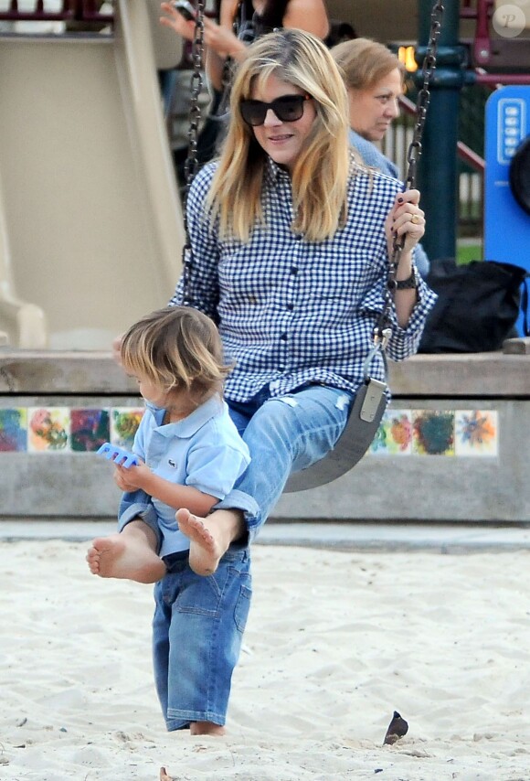 Selma Blair joue avec son fils Arthur au Coldwater Canyon Park à Beverly Hills, le 14 novembre 2013.