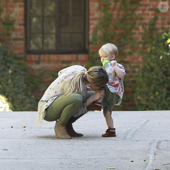 Hilary Duff embrasse le genou de son fils Luca après une chute à Beverly Hills, le 14 novembre 2013.