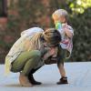 Hilary Duff embrasse le genou de son fils Luca Cruz Comrie après une chute à Beverly Hills, le 14 novembre 2013.
