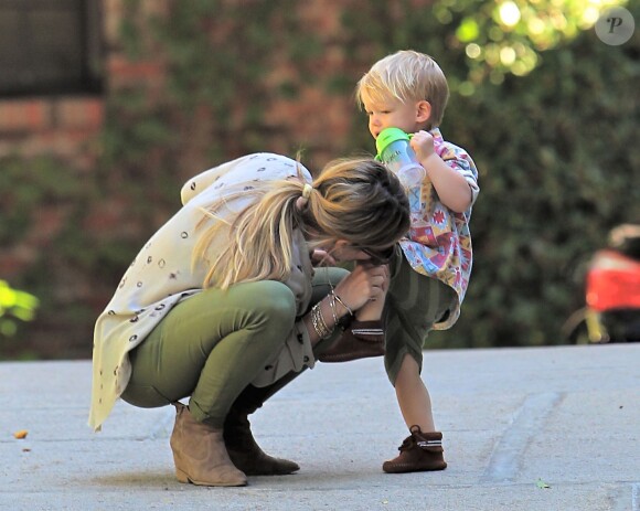 Hilary Duff embrasse le genou de son fils Luca Cruz Comrie après une chute à Beverly Hills, le 14 novembre 2013.