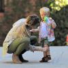 Hilary Duff récupère son fils Luca Cruz Comrie à la sortie de son cours d'éveil à Beverly Hills, le 14 novembre 2013.
