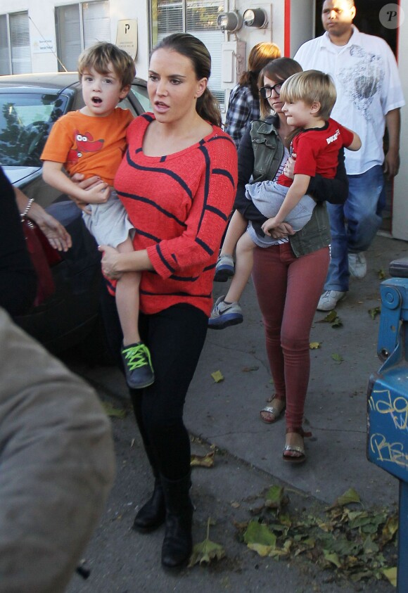 Exclusif – L'ex-femme de Charlie Sheen, Brooke Mueller, est allée recupérer ses jumeaux Bob et Max a l'école à Los Angeles, le 8 Novembre 2013.