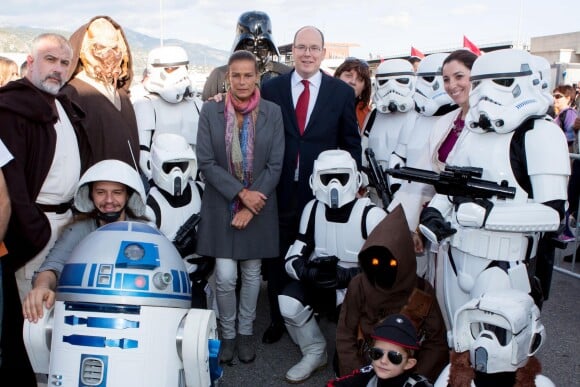 Le prince Albert II de Monaco et la princesse Stéphanie de Monaco prennent la pose, entourés des personnages de Star Wars, au départ de la No Finish Line à Monaco, le 16 Novembre 2013.