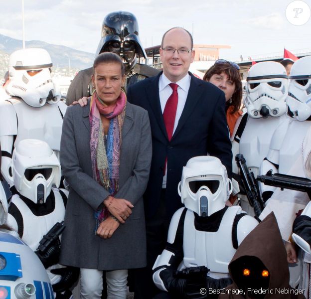 Le prince Albert II de Monaco et la princesse Stéphanie de Monaco prennent la pose, entourés des personnages de Star Wars, au départ de la No Finish Line à Monaco, le 16 Novembre 2013.