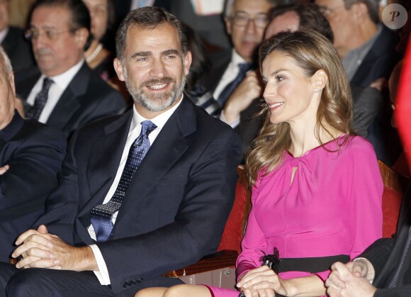 Felipe et la belle Letizia d'Espagne assistent à l'ouverture de la Foire Internationale du Livre de Miami le 17 novembre 2013.