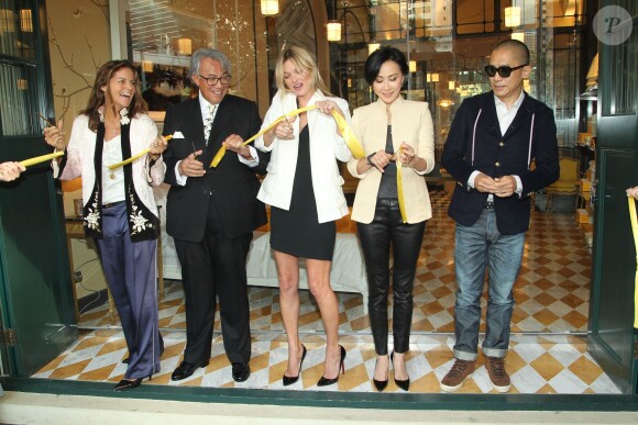 Lucy et son mari Sir David Tang, Kate Moss, Carina Lau et Tony Leung Chiu Wai inaugurent le magasin Tang Tang Tang Tang à Hong Kong. Le 16 novembre 2013.
