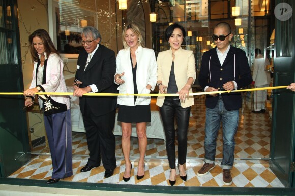 Lucy Tang et son mari Sir David Tang, Kate Moss, Carina Lau et Tony Leung Chiu Wai inaugurent le magasin Tang Tang Tang Tang à Hong Kong. Le 16 novembre 2013.