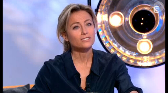 La chanteuse Carla Bruni était conviée à la table d'Anne-Sophie Lapix dans son émission C à vois sur France 5. Lundi 18 novembre 2013.