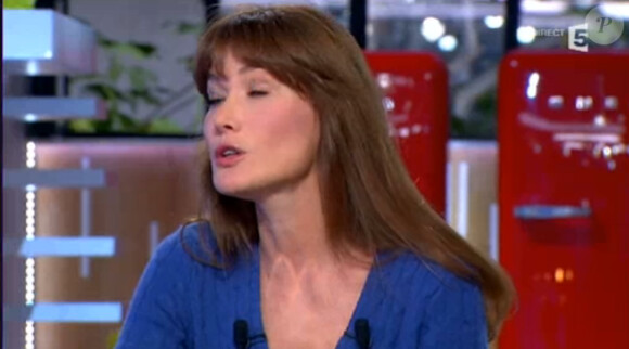 Carla Bruni était conviée à la table d'Anne-Sophie Lapix dans son émission C à vois sur France 5. Lundi 18 novembre 2013.