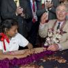 Le prince Charles lors de sa visite à l'école pour enfants handicapés, la MEDCAFEP Day School à Kandy, où il a participé à plusieurs ateliers d'artisanat le 16 novembre 2013