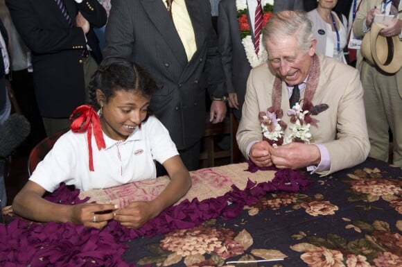 Le prince Charles lors de sa visite à l'école pour enfants handicapés, la MEDCAFEP Day School à Kandy, où il a participé à plusieurs ateliers d'artisanat le 16 novembre 2013