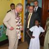 Le prince Charles lors de sa visite à l'école pour enfants handicapés, la MEDCAFEP Day School à Kandy, où il a participé à plusieurs ateliers d'artisanat le 16 novembre 2013, et dansé le Hokey Cokey