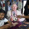 Le prince Charles lors de sa visite à l'école pour enfants handicapés, la MEDCAFEP Day School à Kandy, où il a participé à plusieurs ateliers d'artisanat le 16 novembre 2013, et dansé le Hokey Cokey