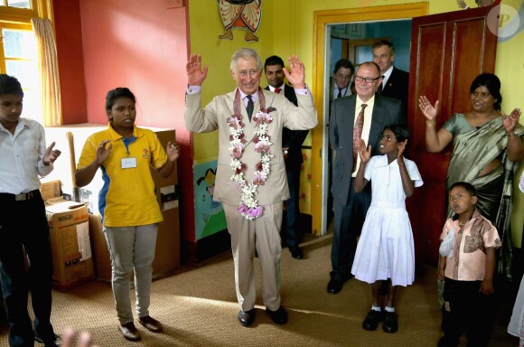Le prince de Galles danse le Hokey Cokey avec les enfants handicapés de l'école MEDCAFEP à Kandy, le 16 novembre 2013