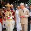 Le prince de Galles lors de sa visite du temple bouddhiste de la Dent (Temple of the Tooth), à Kandy le 16 novembre 2013