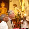 Le prince de Galles lors de sa visite du temple bouddhiste de la Dent (Temple of the Tooth), à Kandy le 16 novembre 2013