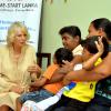 Camilla Parker Bowles lors de la visite du Home Start Centre de Colombo, le 16 novembre 2013