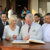 Le prince Charles et son épouse Camilla signent le livre d'or lors de leur arrivée à Colombo au Sri Lanka, le 14 novembre 2013