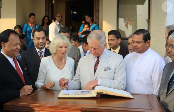 Le prince Charles et son épouse Camilla signent le livre d'or lors de leur arrivée à Colombo au Sri Lanka, le 14 novembre 2013