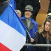 La chanteuse Dani et Mademoiselle Agnès lors du match France-Ukraine (3-0) qualificatif au mondial brésilien 2014, au Stade de France le 19 novembre 2013 à Saint-Denis