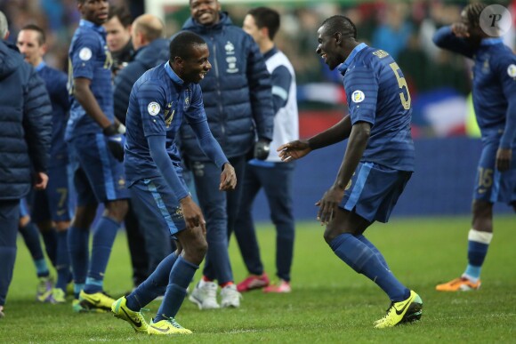 Blaise Matuidi et Mamadou Sakho après la victoire de l'équipe de France face à l'Ukraine (3-0), qui la qualifie pour le mondial 2014 au Brésil, le 19 novembre 2013 au Stade de France à Saint-Denis