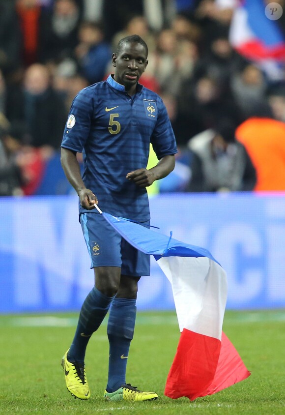 Mamadou Sakho après la victoire de l'équipe de France face à l'Ukraine (3-0), qui la qualifie pour le mondial 2014 au Brésil, le 19 novembre 2013 au Stade de France à Saint-Denis