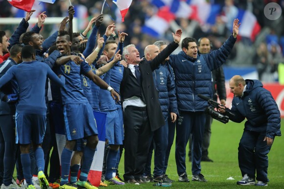 Didier Deschamps et ses joueurs après la victoire de l'équipe de France face à l'Ukraine (3-0), qui la qualifie pour le mondial 2014 au Brésil, le 19 novembre 2013 au Stade de France à Saint-Denis