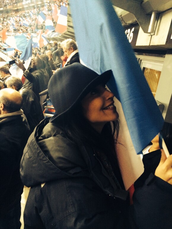 Leïla Bekhti, heureuse de la victoire de l'équipe de France face à l'Ukraine le 19 novembre au Stade de France.