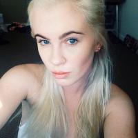Ireland Baldwin : Elfe ravissant, elle dévoile sa chevelure blond platine !
