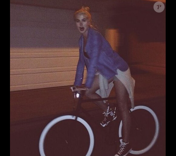 Ireland Baldwin a dévoilé sa nouvelle couleur de cheveux, le 16 novembre 2013 sur Instagram.