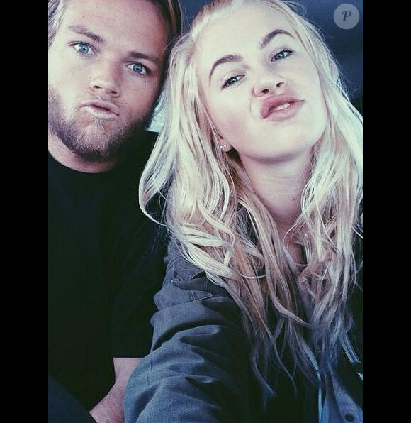 Ireland Baldwin expose fièrement a nouvelle couleur de cheveux au côté de son amoureux Slater Trout, le 18 novembre 2013 sur Instagram.