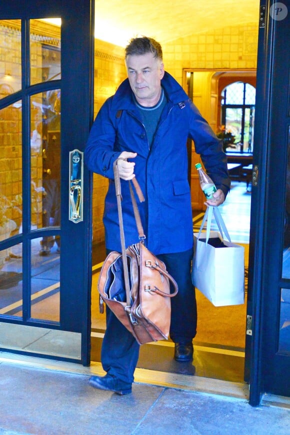 L'acteur Alec Baldwin sort de son domicile à New York le 18 Novembre 2013.
