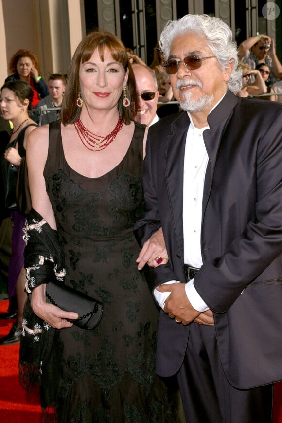 Anjelica Huston & Robert Graham Jr aux Screen Actors Guild Awards le 11 février 2002.