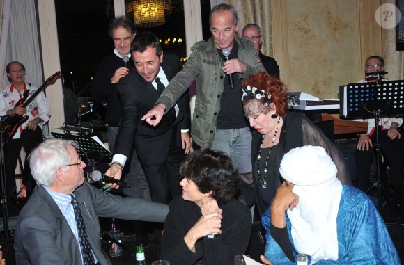 Raphaël Mezrahi, Bernard Montiel, Laurent Baffie et Régine - Soirée de gala "La guinguette de Régine" en faveur de l'association "Les puits du désert" à Paris le 19 novembre 2013.