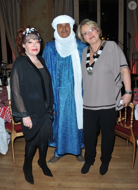 Régine, Mohamed Ixa et Christel Pernet qui président les association Tidène et Les Puits du désert - Soirée de gala "La guinguette de Régine" en faveur de l'association "Les puits du désert" à Paris le 19 novembre 2013.