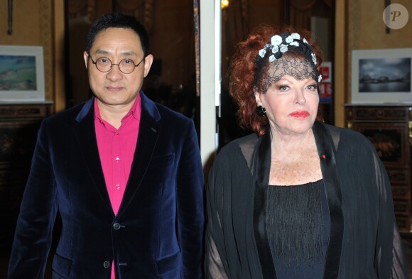 Le peintre chinois Jiang Shanqing et Régine - Soirée de gala "La guinguette de Régine" en faveur de l'association "Les puits du désert" à Paris le 19 novembre 2013.