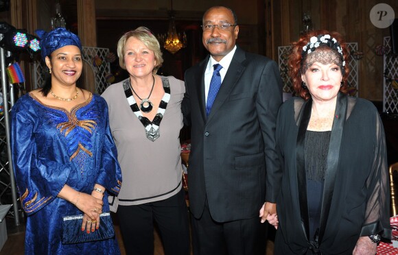 Christel Pernet (presidente de l'ONG Les Puits du désert), M. Abderrahmane Mayaki (Ambassadeur du Niger à Paris), sa femme et Régine - Soirée de gala "La guinguette de Régine" en faveur de l'association "Les puits du désert" à Paris le 19 novembre 2013.