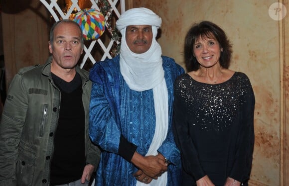 Laurent Baffie, Mohamed Ixa (president de l'ONG Tidène) et Stephanie Fugain - Soirée de gala "La guinguette de Régine" en faveur de l'association "Les puits du désert" à Paris le 19 novembre 2013.