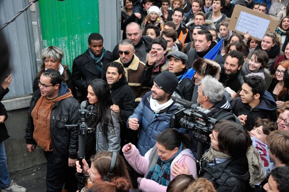 M'Barek Belkouk, Jamel Debbouze, Hafsia Herzi, Maxime Musqua, Toumi Djaidja du 'Petit Journal' de Canal + arrivent sur le parvis de la gare Montparnasse apres leur Marche pour l'Egalite le 20 novembre 2013 a Paris.20/11/2013 - Paris